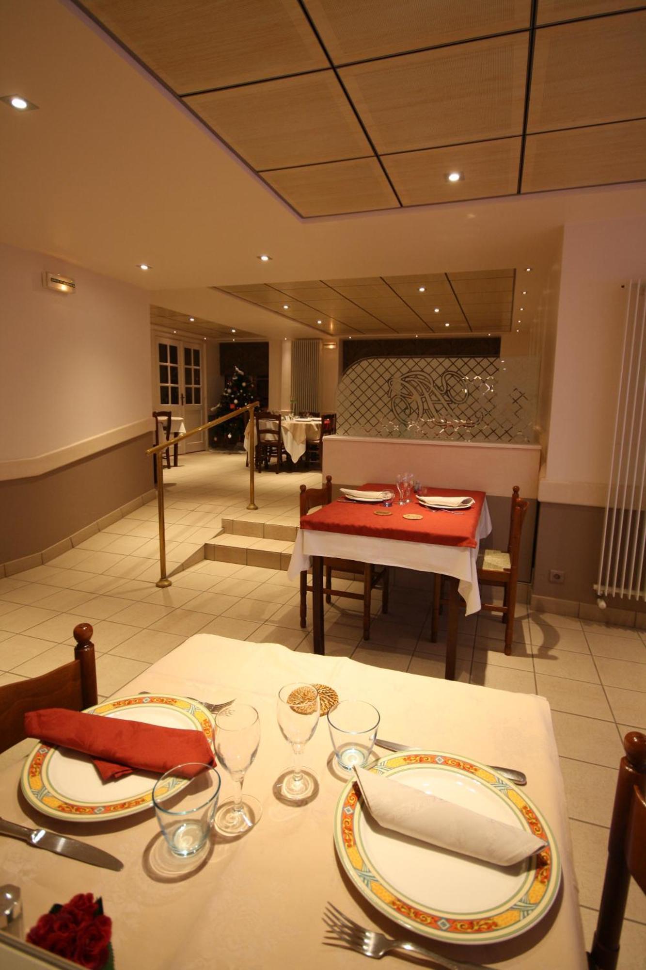 Logis L'ange Couronne Hotel