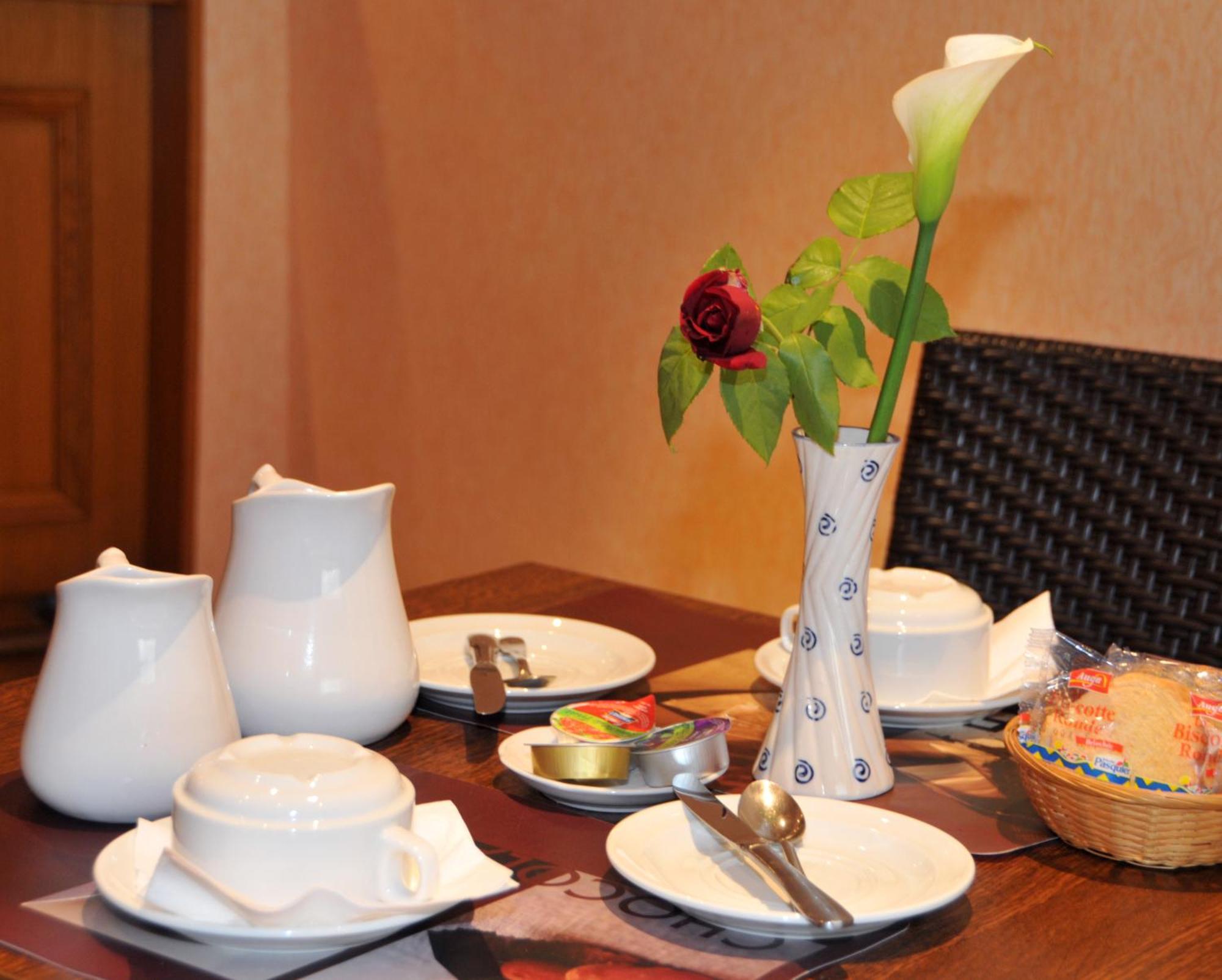 Hotel Logis L'ange Couronne Lyon