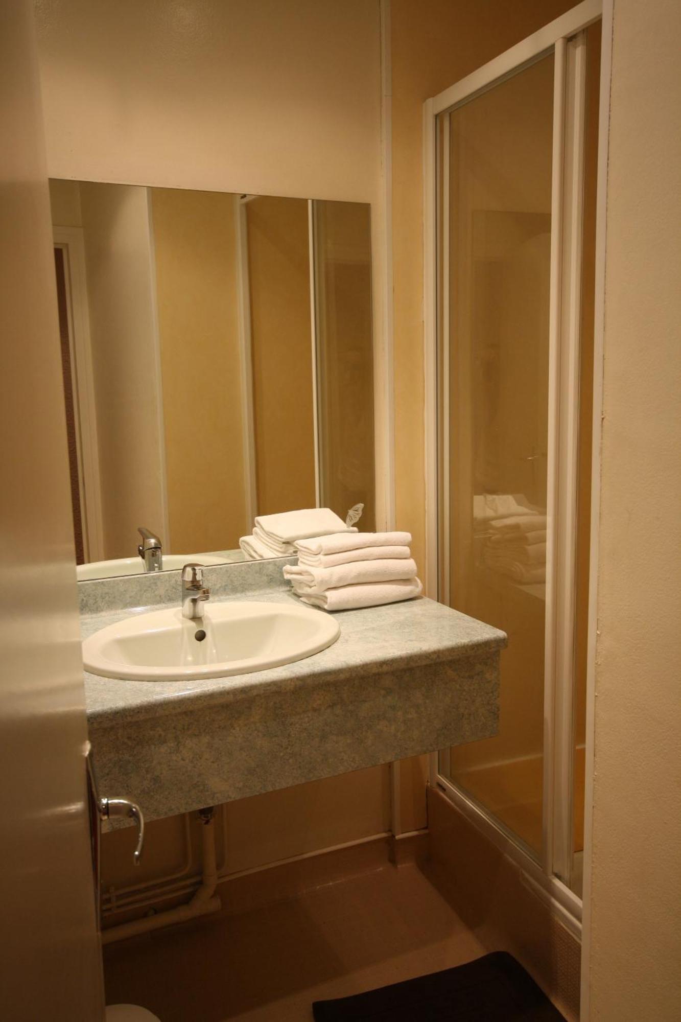 Hotel Logis L'ange Couronne 2*